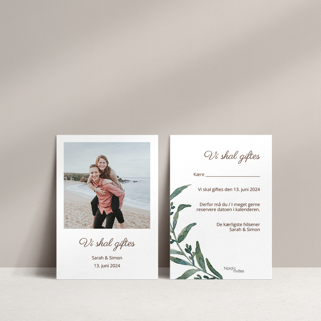 Save the date Branches Forside og Bagside Save the date med Branches - Jeres billede på forsiden med jeres navne og bryllupsdato og trykt tekst på bagsiden med illustration af grønne grene