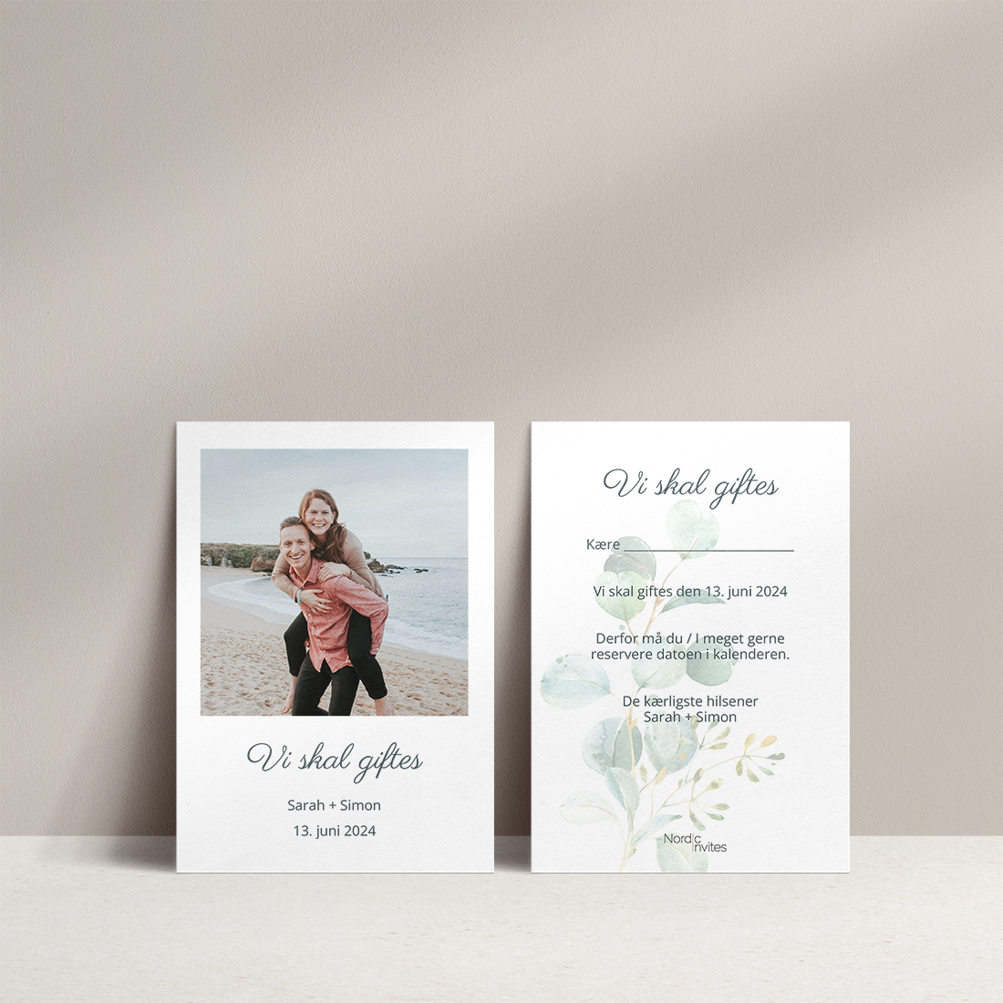 Save the date med Eucalyptus - Jeres billede på forsiden med jeres navne og bryllupsdato og trykt tekst på bagsiden med illustration af eucalyptus