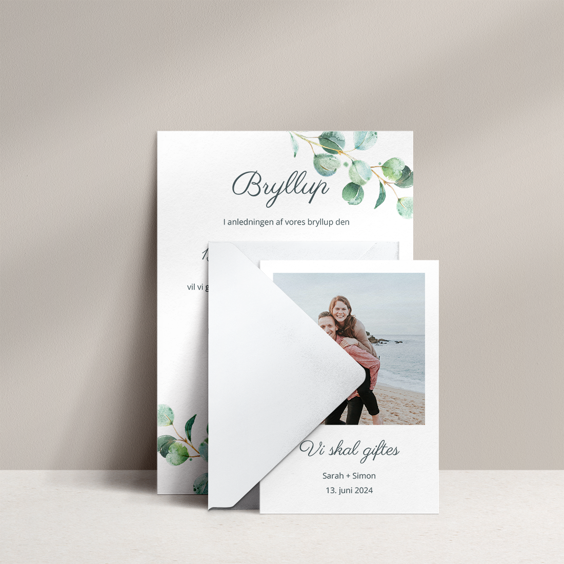 Save the date med Eucalyptus - Jeres billede på forsiden med jeres navne og bryllupsdato og trykt tekst på bagsiden med illustration af eucalyptus
