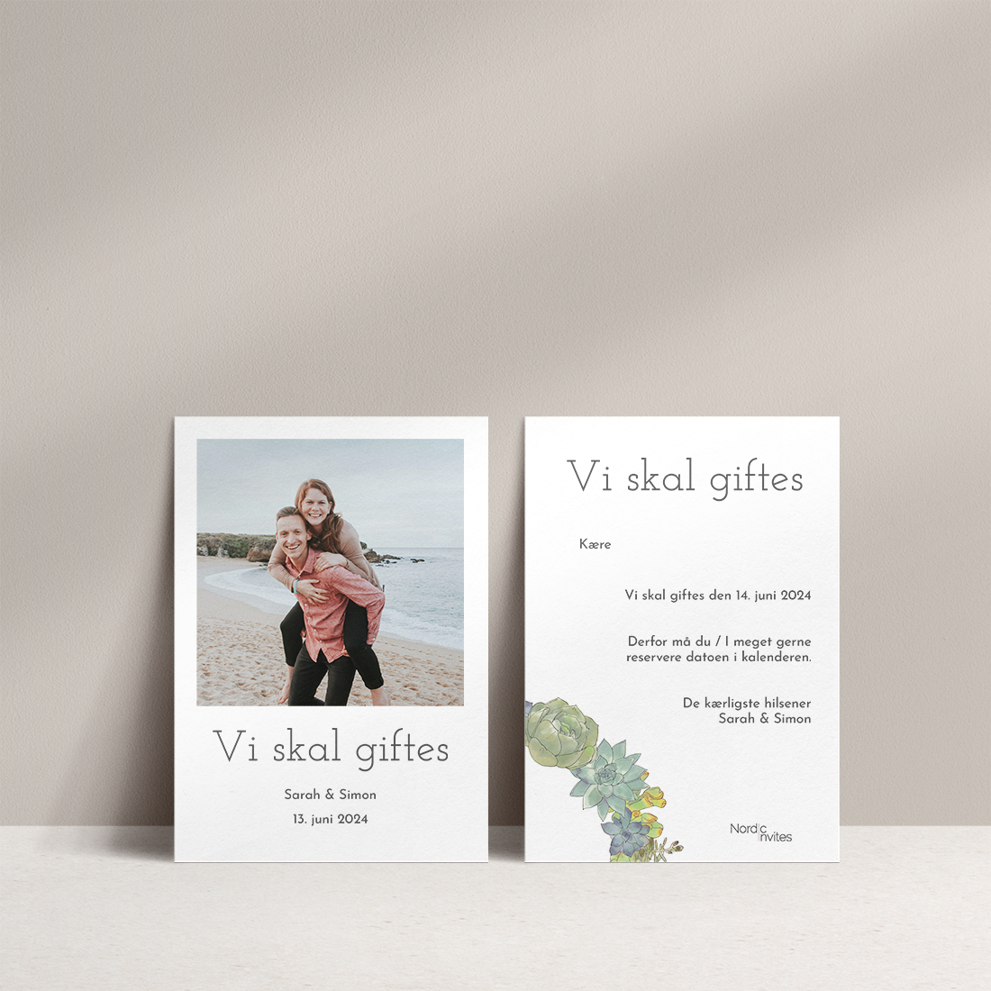 Save the date med Succulents - Jeres billede på forsiden med jeres navne og bryllupsdato og trykt tekst på bagsiden med illustration af pastelfarvede sukkulenter