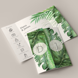 Bryllupsinvitation Tropical Breeze Portefals / Gatefold på genbrugspapir inkl. hvid C5 kuvert med illustration af grønne tropiske blade og monstera