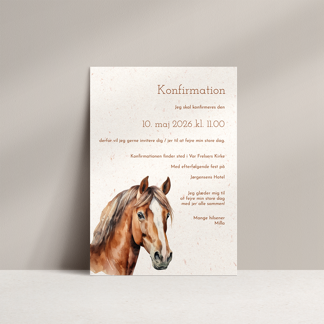 Konfirmationsinvitation Horses Genbrugspapir Konfirmationsinvitation Horses med illustration af brun hest og billeder af konfirmanden på genbrugspapir