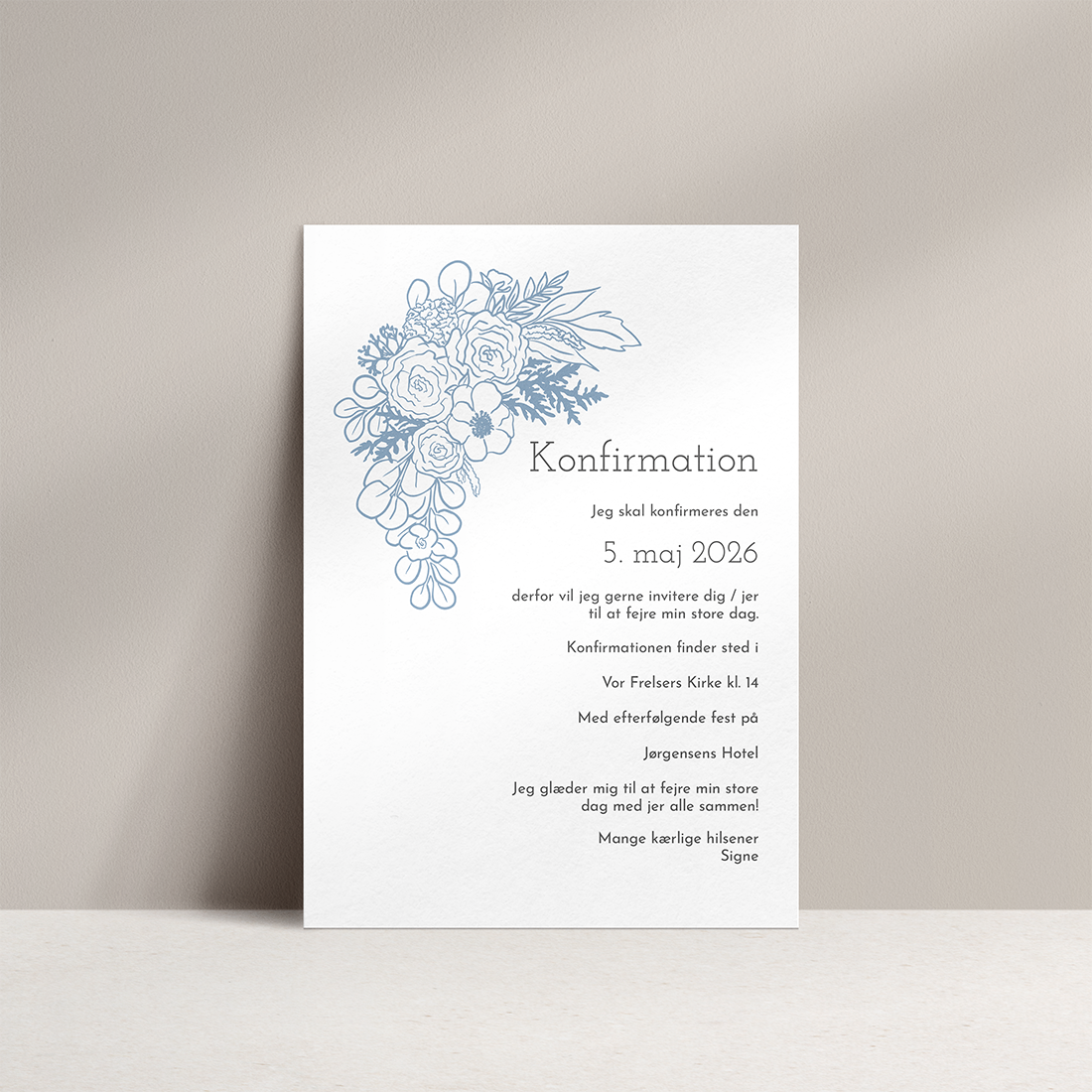 Konfirmationsinvitation Misty Morning Konfirmationsinvitation Misty Morning med stregtegning af støvede blå blomster