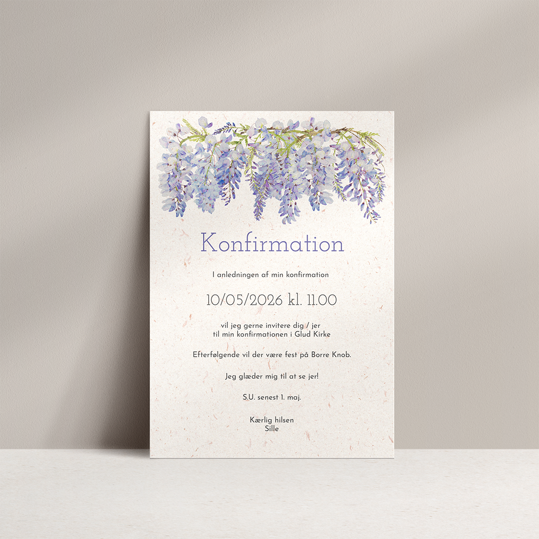 Konfirmationsinvitation Wisteria Genbrugspapir Konfirmationsinvitation Wisteria A5 med blålilla blåregn på genbrugspapir