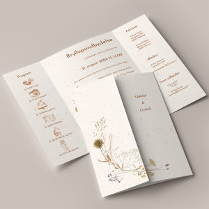 Bryllupsinvitation Wildflower i Portfals inkl hvid C5 kuvert med gyldne og brune blomster på genbrugspapir - Perfekt til et sensommerbryllup