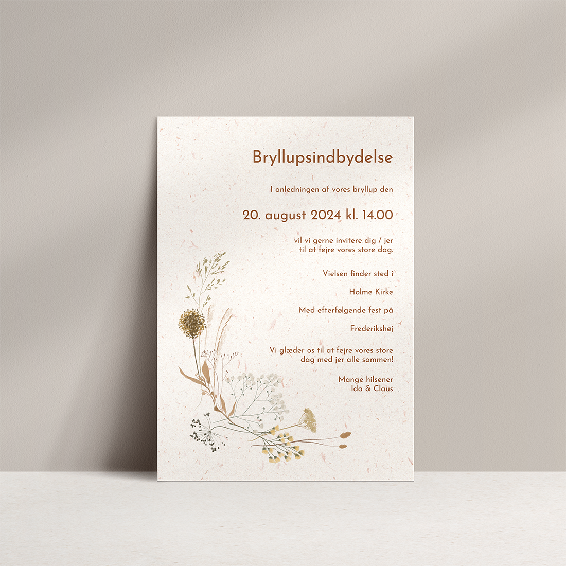 Bryllupsinvitation Wildflower med gyldne blomster til sensommer bryllup på genbrugspapir