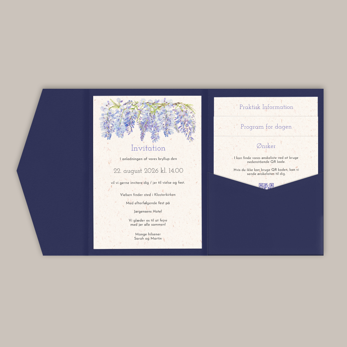 Bryllupsinvitation Wisteria i pocketfold / lommekuvert med blålilla blomster / blåregn på genbrugspapir