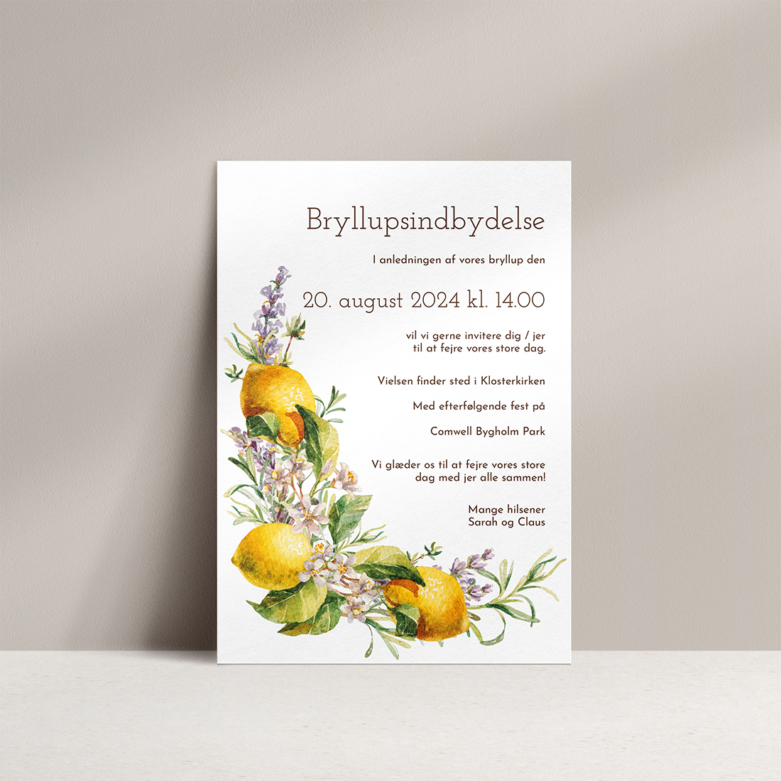 Bryllupsinvitation Mediterranean Summer med citroner, rosmarin, lilla blomster og flot port