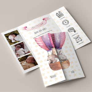 Lyserød dåbsinvitation med luftballon i portfals. Invitation til dåb / navngivning med fotos af den lille og søde dyr i luftballon. Inkl. C5 kuvert.