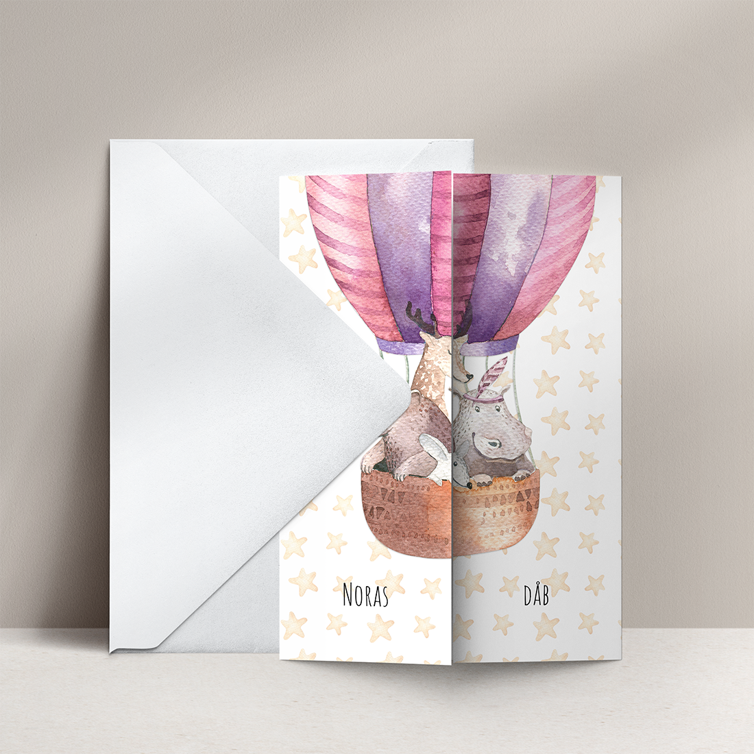 Lyserød dåbsinvitation med luftballon i portfals. Invitation til dåb / navngivning med fotos af den lille og søde dyr i luftballon. Inkl. C5 kuvert.
