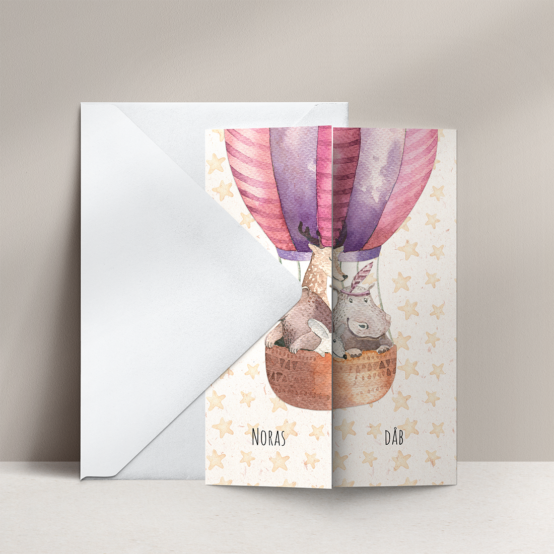 Lyserød dåbsinvitation med luftballon i portfals. Invitation til dåb / navngivning med fotos af den lille og søde dyr i luftballon. Inkl. C5 kuvert.