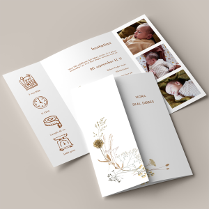 Dåbsinvitation med sensommerblomster i portfals. Invitation til dåb / navngivning med blomster i støvede nuancer og foto af den lille ny. Inkl. C5 kuvert.