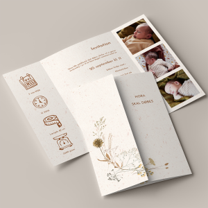 Dåbsinvitation med sensommerblomster i portfals. Invitation til dåb / navngivning med blomster i støvede nuancer og foto af den lille ny. Inkl. C5 kuvert.