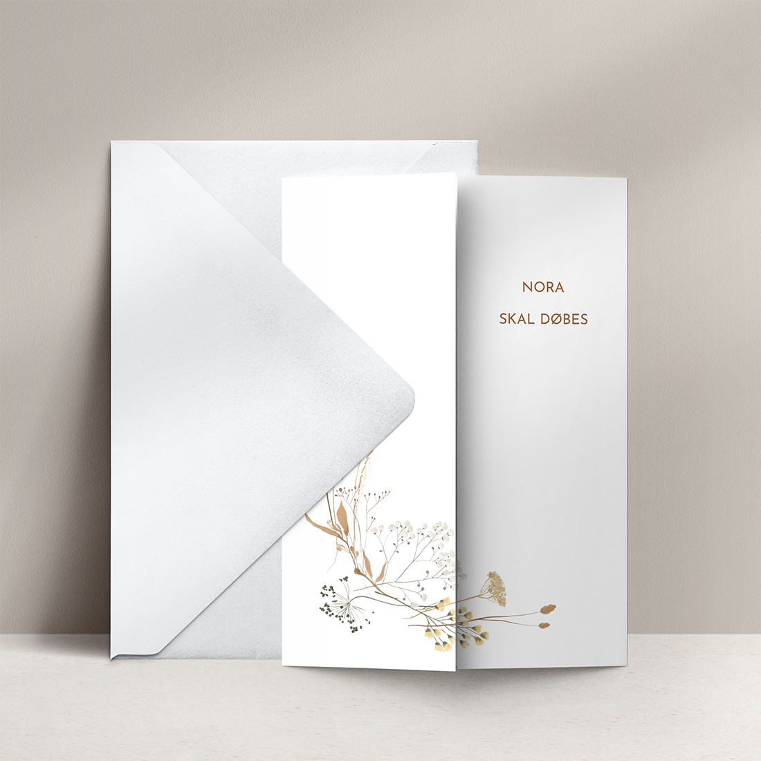 Dåbsinvitation med sensommerblomster i portfals. Invitation til dåb / navngivning med blomster i støvede nuancer og foto af den lille ny. Inkl. C5 kuvert.