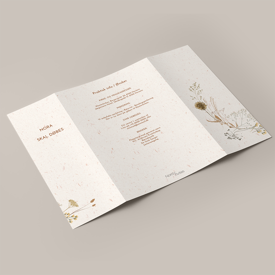 Dåbsinvitation med sensommerblomster i portfals. Invitation til dåb / navngivning med blomster i støvede nuancer og foto af den lille ny. Inkl. C5 kuvert.