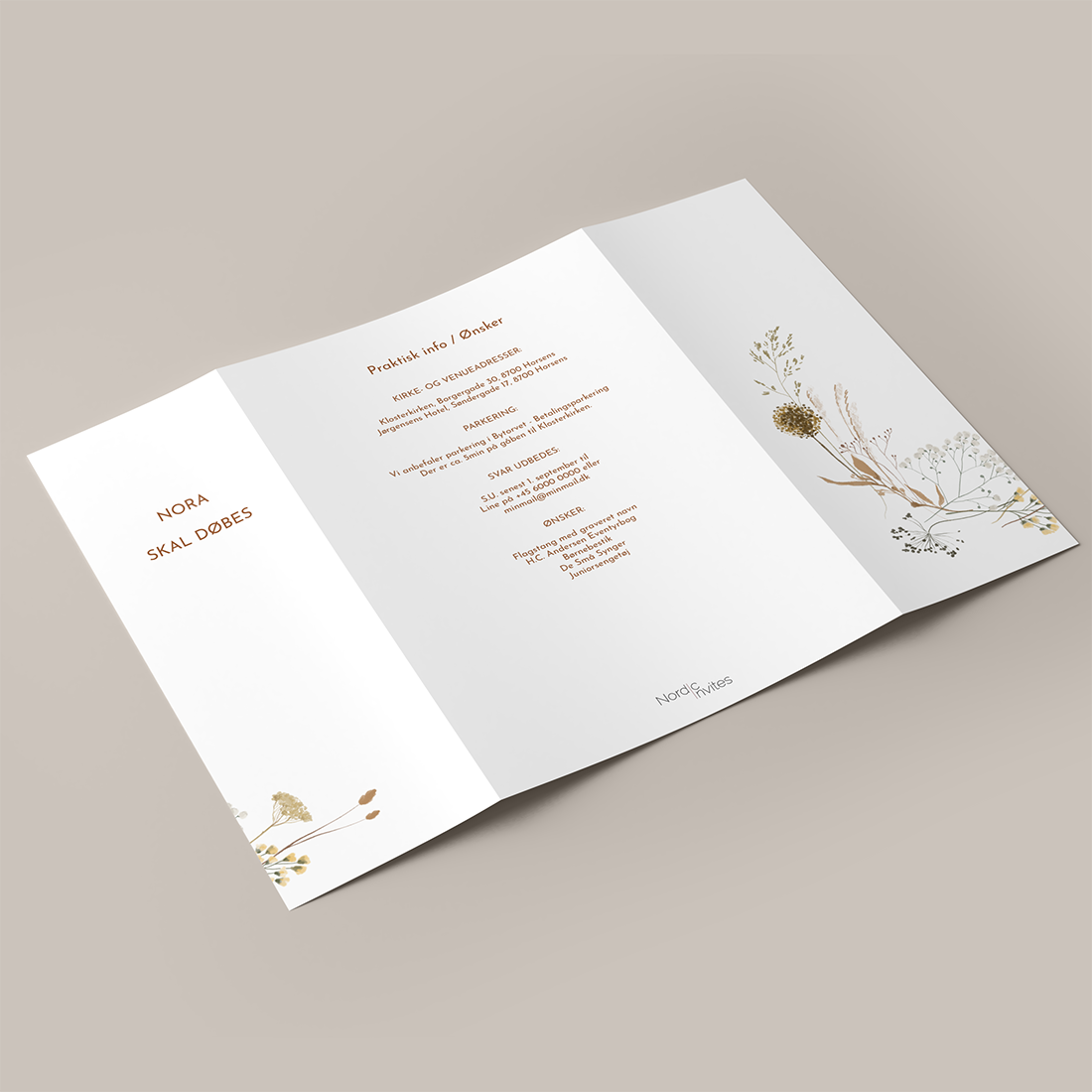 Dåbsinvitation med sensommerblomster i portfals. Invitation til dåb / navngivning med blomster i støvede nuancer og foto af den lille ny. Inkl. C5 kuvert.