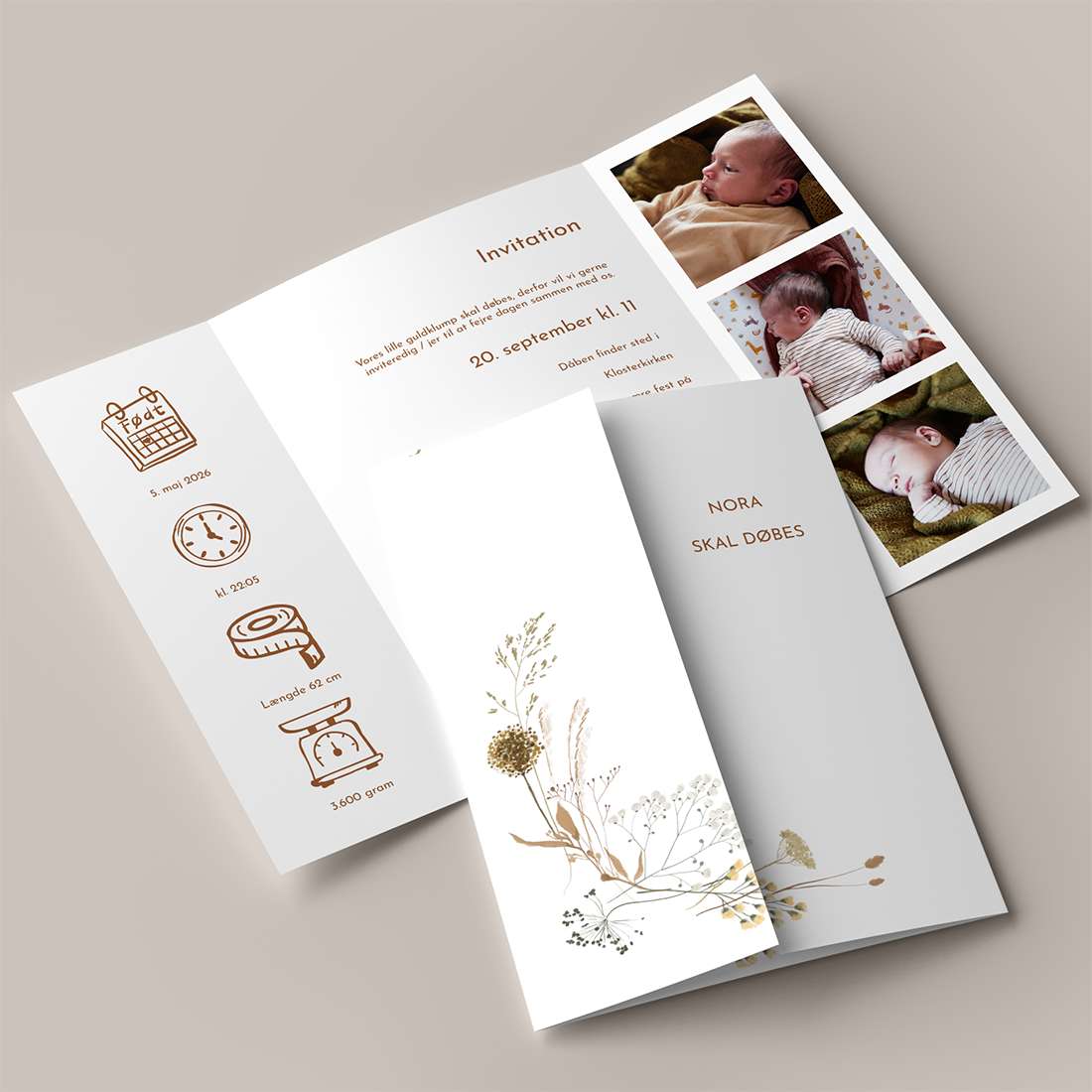 Dåbsinvitation med sensommerblomster i portfals. Invitation til dåb / navngivning med blomster i støvede nuancer og foto af den lille ny. Inkl. C5 kuvert.