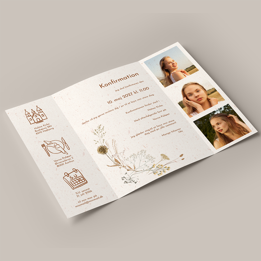 Konfirmationsinvitation med blomster i portfals. Konfirmationsinvitation med sensommerblomster i støvede nuancer. Inkl. hvid C5 kuvert