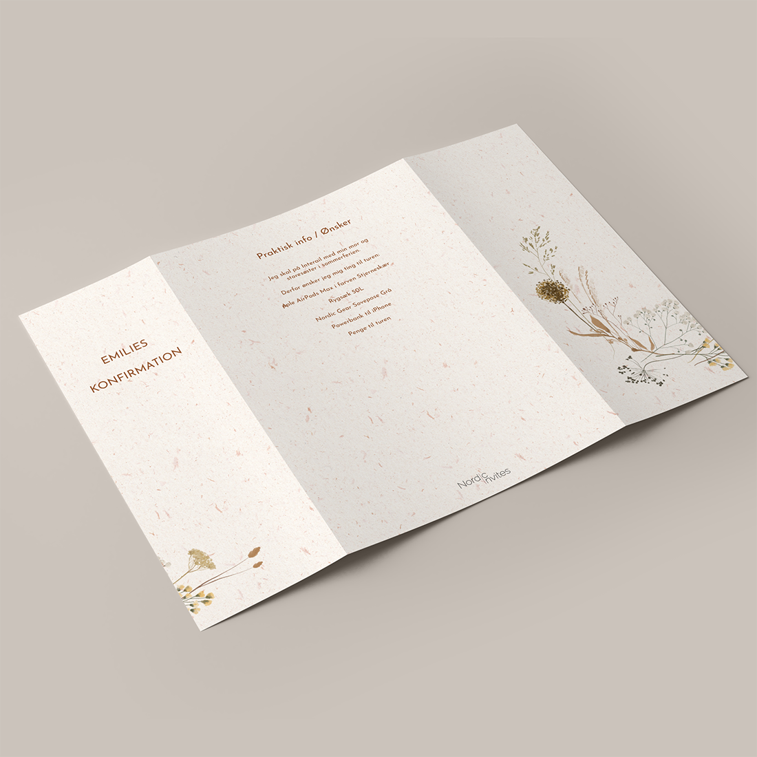 Konfirmationsinvitation med blomster i portfals. Konfirmationsinvitation med sensommerblomster i støvede nuancer. Inkl. hvid C5 kuvert