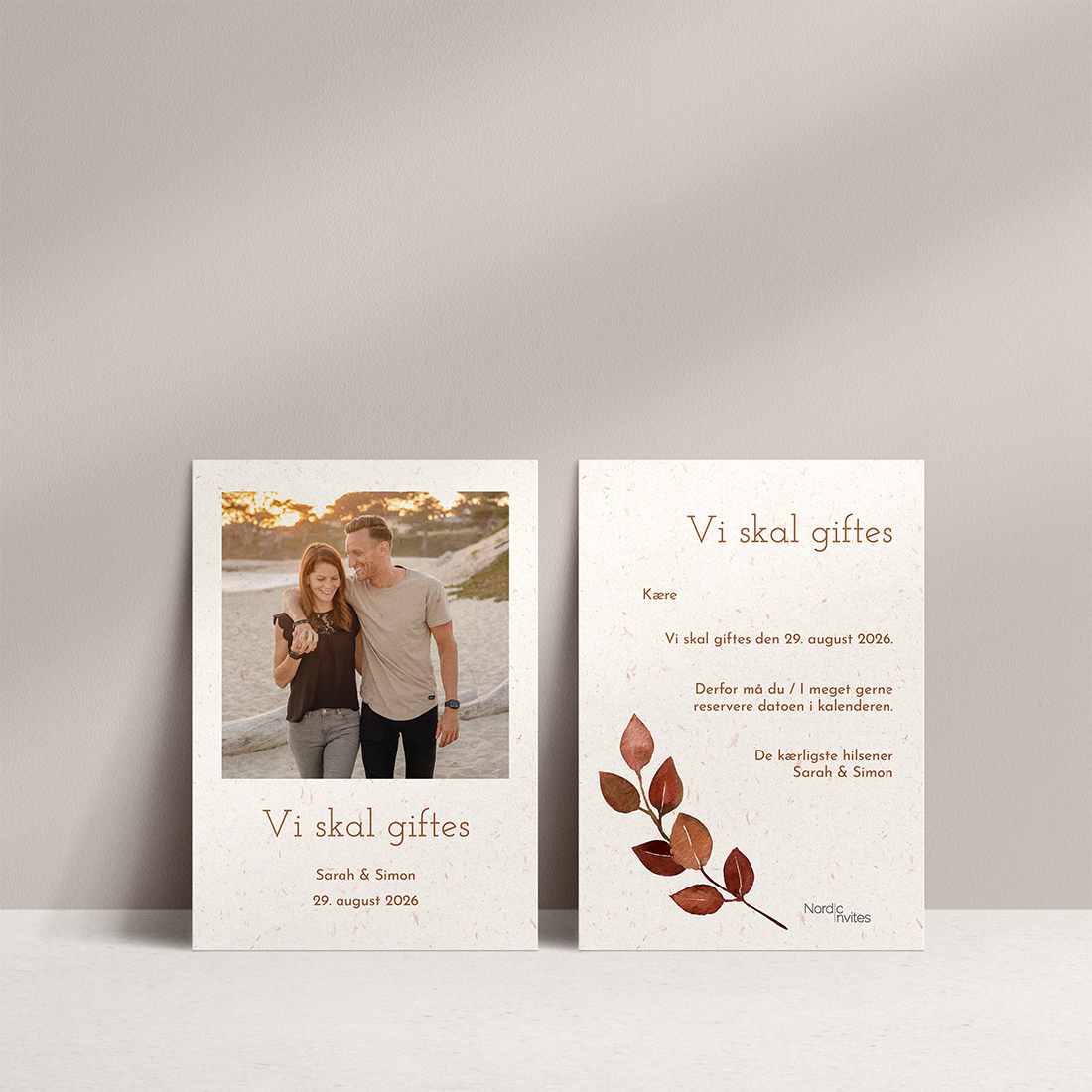 Save the Date Autumn Wreath Genbrugspapir Save the Date Autumn Wreath til bryllup med efterårsblade på genbrugspapir