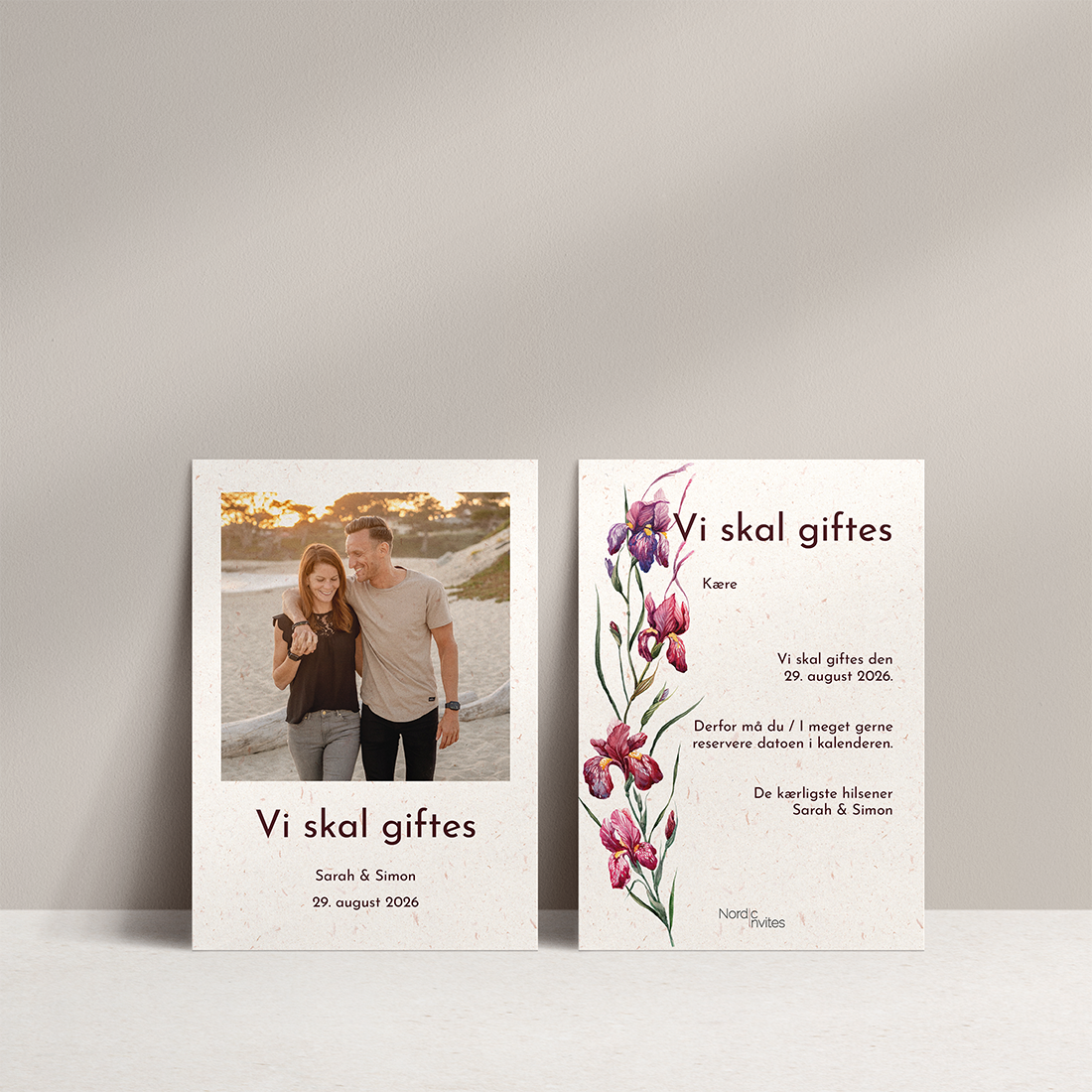 Save the Date Iris Genbrugspapir Save the Date Iris med røde og lilla blomster til jeres bryllup på genbrugspapir