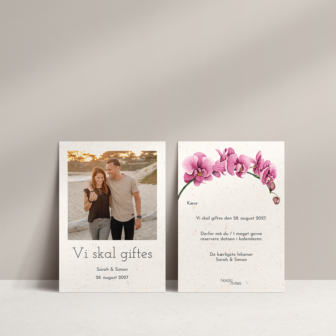 Save the Date Orchid Genbrugspapir Save the date med orkide - A6. Save the date kort med billede af brudeparret og pink orkidegren med blomster. Inkl. C6 kuvert.