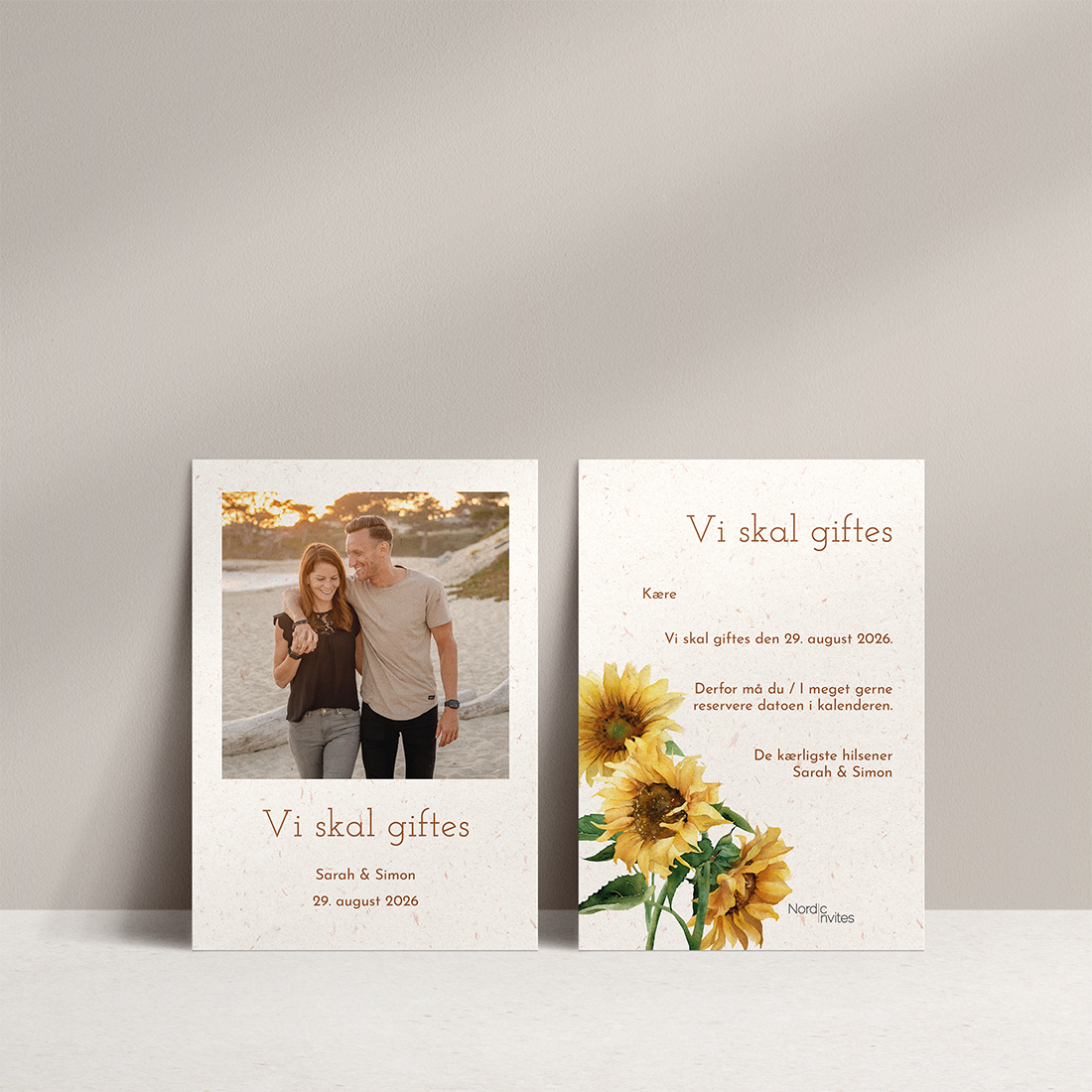 Save the Date Sunflowers Genbrugspapir Save the Date Sunflowers til bryllup med gyldne solsikker på Genbrugspapir