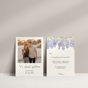 Save the date med blåregn - A6. Save the date kort med billede af brudeparret og blålilla blomster. Inkl. C6 kuvert - se og matchende invitationer.