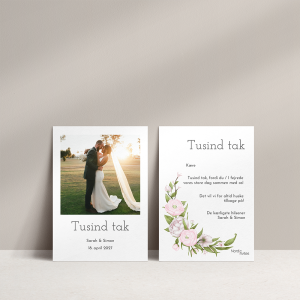Takkekort Blush Spring til bryllup med ranunkler, pæoner og grønne blade