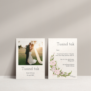 Takkekort Blush Spring til bryllup med ranunkler, pæoner og grønne blade på genbrugspapir