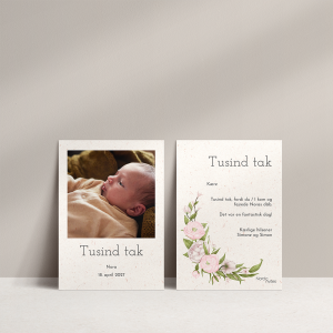 Takkekort Blush Spring til dåb med ranunkler, pæoner og grønne blade på genbrugspapir