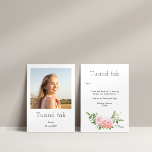 Takkekort til konfirmation med sløjfe. Takkekort med billede af konfirmanden, hybenroser og hvide blomster. Inkl. hvid C6 kuvert.